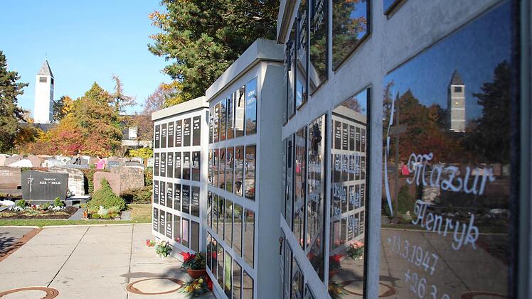 Die Urnenwand auf dem Friedhof an der Bamberger Straße in Höchstadt ist schon fast voll belegt. Foto: Andreas Dorsch