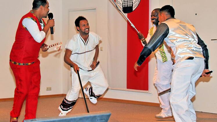Bewohner der Gemeinschaftsunterkunft stellten sich in der Alten Aula vor.  Foto: Dieter Britz