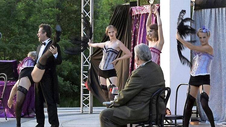 Recht turbulent, frivol und freizügig ging es im Berliner Revuetheater zu.  Foto: Andreas Welz