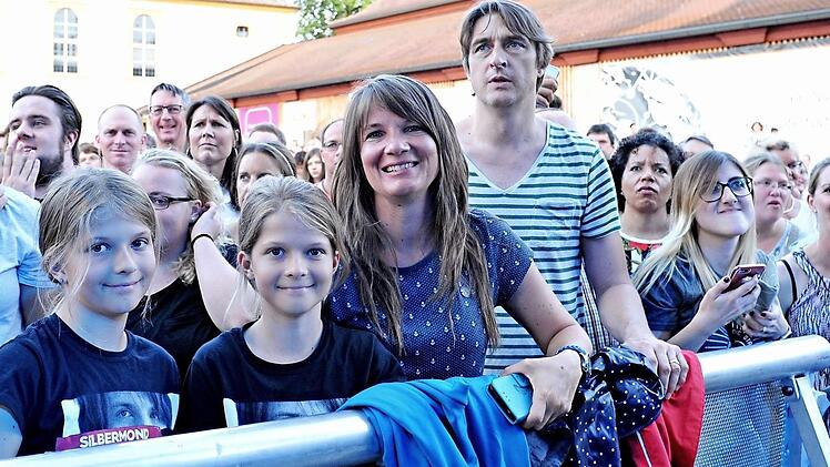 Familie Zwerger war aus Nürnberg und schon früh angereist, um sich die besten Plätze zu sichern: die Zwillinge Annelie und Jola, Mutter Simone und Vater Christian