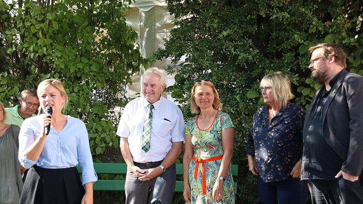 Auch sie standen neben Katharina Schulze den Bürgern in Melkendorf gestern Rede und Antwort: die Grünen-Landtagskandidaten Wilfried Kukla (Zweiter von links, Wunsiedel-Kulmbach), Ursula Sowa (rechts daneben, Bamberg) und Philipp Brammer (rechts, Hof) sowie Bezirkstagskandidatin Dagmar Keis-Lechner (Zweite von rechts).