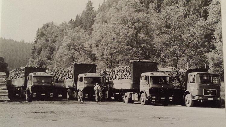Nicht nur auf den Zug, auch auf Lkw wurde das Holz in Förtschendorf geladen. Diese Fuhre ging bis nach Belgien. Foto: Archiv Tobias Wicklein