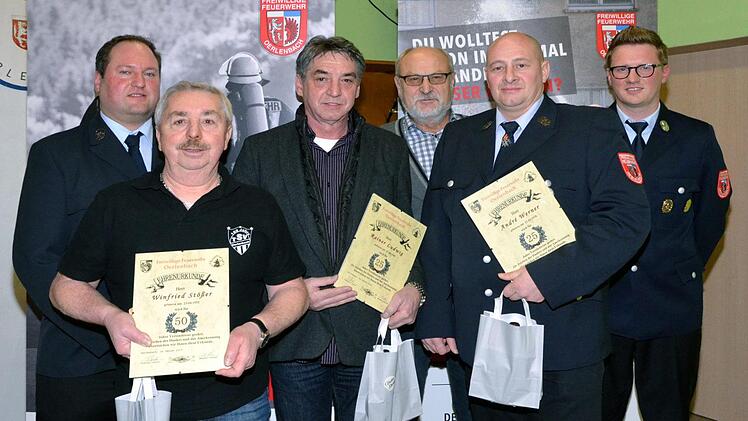 Bei der  Jahreshauptversammlung der Freiwilligen Feuerwehr Oerlenbach wurden einige Mitglieder für langjährige Vereinstreue  geehrt (von links):   Vorsitzender Thorsten Duda, Winfried Stößer, Rainer Ludwig, Herbert Nöth, André Werner und Kommandant Michael Kuhn. Entschuldigen ließen sich Julius  Heuß und Wolfgang Nöth sowie Fritz Kuhn und Xaver Hofmann. Foto: Peter Rauch