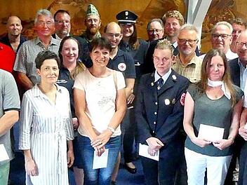 Zufriedene Gesichter bei der Spendenübergabe auch bei Bereichsdirektor Gerhard Zettel (rechts vorne) und seinen Mitarbeitern Theresa Vogel, Lukas Spahn, Jörg Schnappauf (links) und Hartmut Lauterbach (hinten, Zweiter von rechts).  Foto: Dieter Hübner