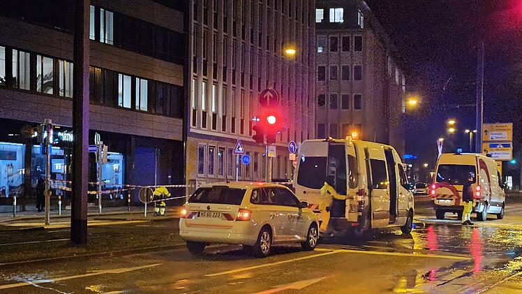 Rohrbruch bei Minusgrade: Straße in Nürnberg steht plötzlich unter Wasser