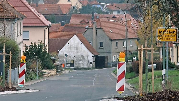 Ob diese Einengung an der Ortseinfahrt in Marbach die Autofahrer zum Bremsen bringt, wird wird von einigen Mitgliedern des Bauausschusses bezweifelt. Foto: Gerhard Schmidt