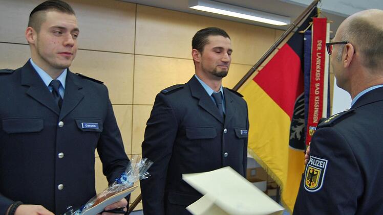 Die Lehrgangsabsolventen Robert Giancola (links) und Vartan Ter-Akopow werden zu Polizeimeistern befördert. Foto: Sigismund von Dobschütz