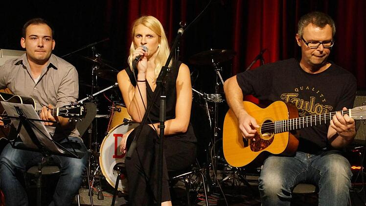 Zu Beginn der 7. Haßfurter Bluesnacht des Kulturamts Haßfurt faszinierte die Gruppe "Miss Sophie and the Blues" mit Sophia Weinberger aus Obertheres, Silas Ambiel aus Heidelberg (links) und Niko Wörtmann aus Haßfurt (rechts).