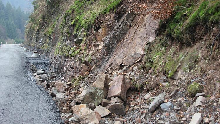 Die Straße verläuft neben der Felswand. Foto: Friedwald Schedel