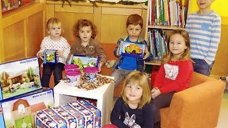 Die großen "Sterne" freuen sich über eine neue Schmöker-Ecke, die kleinen "Sterne" über neue Spielsachen.  Foto: Heike Schülein