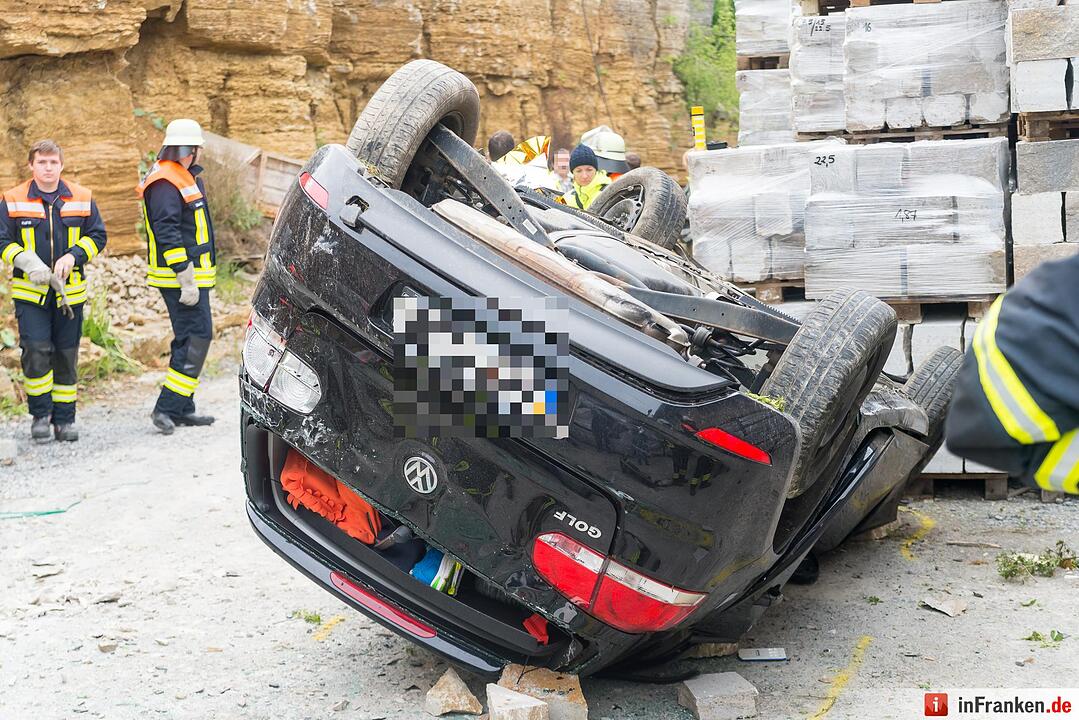 Tödlicher Unfall bei Geroldshausen: Pkw stürzt in Steinbruch