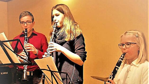 Einen Riesenbeifall gab es f&uuml;r Samuel Neubauer, Christine Rottmann und Paula Schmidt f&uuml;r das St&uuml;ck "Wer hat an der Uhr gedreht". Foto: Gerd Fleischmann