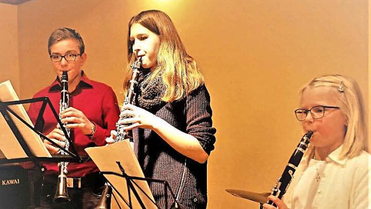 Einen Riesenbeifall gab es für Samuel Neubauer, Christine Rottmann und Paula Schmidt für das Stück "Wer hat an der Uhr gedreht". Foto: Gerd Fleischmann