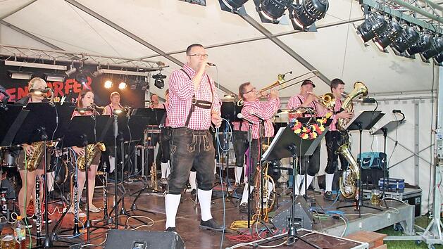F&uuml;r musikalische Unterhaltung und Stimmung beim Schlossparkfest sorgen ab 19 Uhr im Schlosspark die Wickendorfer Musikanten. Foto: Herbert Fischer