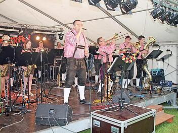Für musikalische Unterhaltung und Stimmung beim Schlossparkfest sorgen ab 19 Uhr im Schlosspark die Wickendorfer Musikanten. Foto: Herbert Fischer