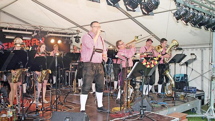 Für musikalische Unterhaltung und Stimmung beim Schlossparkfest sorgen ab 19 Uhr im Schlosspark die Wickendorfer Musikanten. Foto: Herbert Fischer