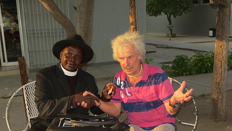 Grebner mit Pastor Namusha Foto: privat