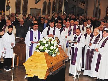 Die Aussegnung in der Pfarrkirche Foto: Helmut Vogler