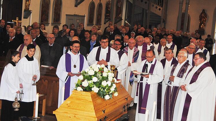 Die Aussegnung in der Pfarrkirche Foto: Helmut Vogler