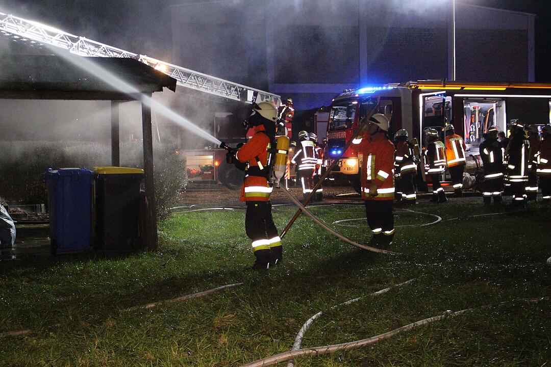 Anbau geht in Flammen auf