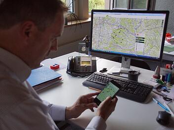 Am Computer im Büro oder auf dem Handy kann Bürgermeister Matthias Bäuerlein nachvollziehen, ob einer der Trekkingplätze derzeit offiziell gebucht ist.Sabine Weinbeer