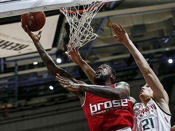 Brose-Center Cliff Alexander zeigte im Finale des Turniers in Bayreuth gegen Kuban Krasnodar mit 18 Punkten und zw&ouml;lf Rebounds eine starke Leistung. Foto: Daniel L&ouml;b