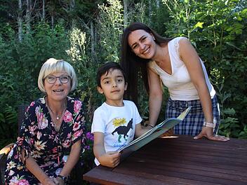 Für die Integrationsbeauftragte Ursula Eberle-Berlips (links) ist Ghania Alia ein Musterbeispiel an gelungene Integration. Mit im Bild: Sohn Ward, der nicht nur gerne Nudeln und Pommes ist, sondern teilweise auch den fränkischen Dialekt beherrscht.  Veronika Schadeck