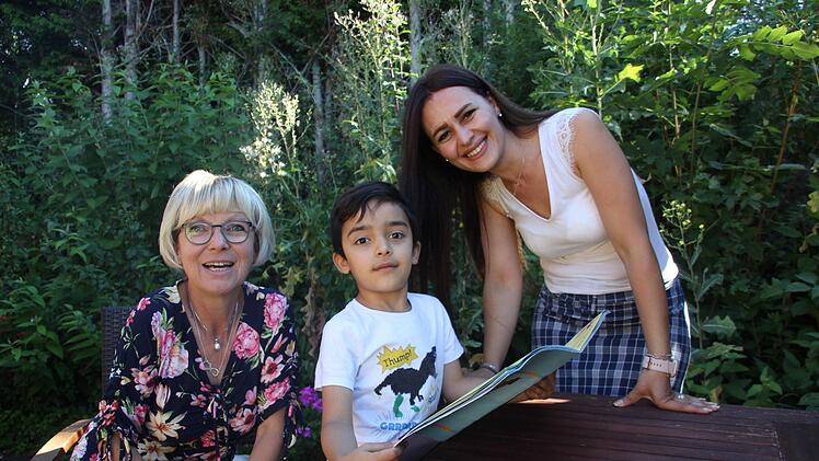 Für die Integrationsbeauftragte Ursula Eberle-Berlips (links) ist Ghania Alia ein Musterbeispiel an gelungene Integration. Mit im Bild: Sohn Ward, der nicht nur gerne Nudeln und Pommes ist, sondern teilweise auch den fränkischen Dialekt beherrscht.  Veronika Schadeck