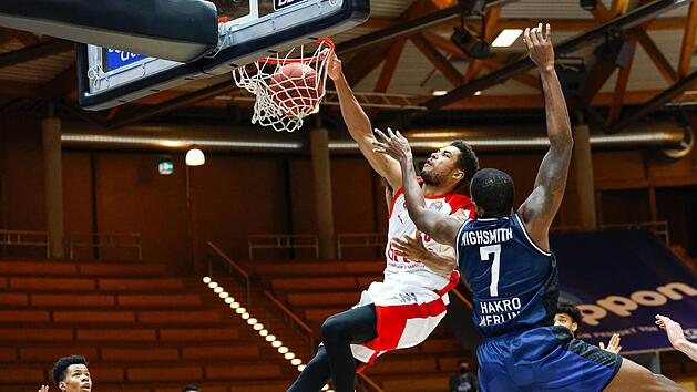 Kenneth Ogbe lie&szlig; es beim Ausw&auml;rtsspiel in Crailsheim m&auml;chtig krachen. Sein einh&auml;ndiger Dunking im zweiten Viertel landet in der aktuellen Top 10 der Basketball-Bundesliga auf Platz 1.  Foto: Daniel L&ouml;b