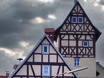 Das Heimatmuseum und der Turm daneben sind markante Fachwerkgebäude in der Dorfmitte von Nüdlingen. 2022 wird 1250-jähriges Bestehen gefeiert.  Foto: Dieter Britz