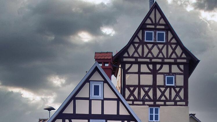 Das Heimatmuseum und der Turm daneben sind markante Fachwerkgebäude in der Dorfmitte von Nüdlingen. 2022 wird 1250-jähriges Bestehen gefeiert.  Foto: Dieter Britz