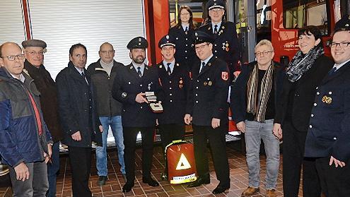 Martin Dümlein, Axel Witthauer, KBM Markus Reischl, Michael Wich, Vorsitzender Michael Gödel, Bernd Redwitz, Teresa Kraus, Frank-Jürgen Öhrlein, Kommandant Thomas Friedrich, Bernd Roth, Christine Graf und André Schmidt (v. l.) sind froh über den ...