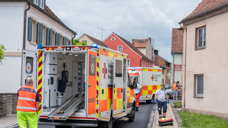 Mutter und Kind von abbiegendem Auto erfasst: Zwei Verletzte bei Unfall in Priesendorf