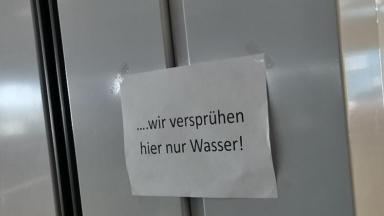 Flughafen Nürnberg erklärt besondere Maßnahme: "Versprühen hier nur Wasser"