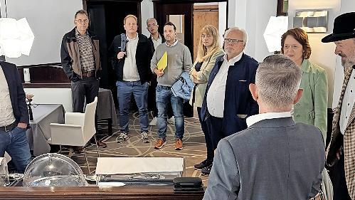 Nach der Sitzung stellt Hoteldirektor Volker Weber (vorne) den Ausschussmitgliedern das Hotel Frankenland vor.