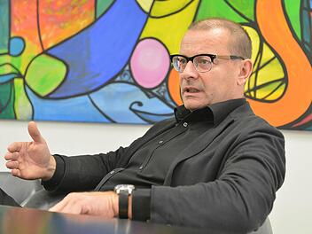 Thomas Mücke  in seinem Büro am Bamberger Laubanger. Gerade hat er eine  neue Filiale eröffnet, weitere werden folgen. Nur so, sagt er, kann er   sich im Wettbewerb mit dem Onlinehandel  behaupten.   Foto: Ronald Rinklef