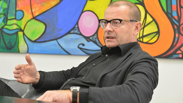 Thomas Mücke  in seinem Büro am Bamberger Laubanger. Gerade hat er eine  neue Filiale eröffnet, weitere werden folgen. Nur so, sagt er, kann er   sich im Wettbewerb mit dem Onlinehandel  behaupten.   Foto: Ronald Rinklef