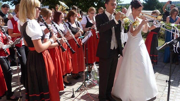 Wenn es sein muss, spielen sich die Mitglieder des Musikvereins Heroldsbach auch selbst ein Hochzeitsst&auml;ndchen. Fotos: privat