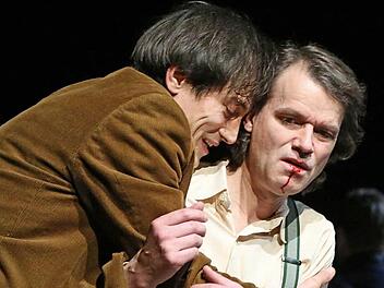 Die Kleist-Novelle "Michael Kohlhaas" feierte umjubelte Premiere auf der Coburger Studiobühne in der Reithalle. In der Regie von Michael Götz spielen in dieser Szene Nils Liebscher (links) in der Titelrolle und Butz Buse als Knecht Herse. Foto: Henning Rosenbusch