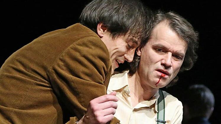 Die Kleist-Novelle "Michael Kohlhaas" feierte umjubelte Premiere auf der Coburger Studiobühne in der Reithalle. In der Regie von Michael Götz spielen in dieser Szene Nils Liebscher (links) in der Titelrolle und Butz Buse als Knecht Herse. Foto: Henning Rosenbusch