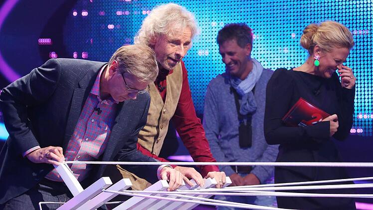 Beim Spiel "Das menschliche Klavier" müssen Günther Jauch (links) und Thomas Gottschalk so lange in der richtigen Reihenfolge an den Strippen ziehen, ...