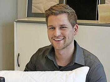 Lukas Konitzer ist der erste, der bei dem Bettwarenhersteller Lück in Bocholt die "Ausbildung Kompakt" macht - eine Kombination aus Lehre und Weiterbildung. Damit fühlt er sich gut auf den Arbeitsmarkt vorbereitet.    Foto: Lück GmbH/Jennifer Lachnik