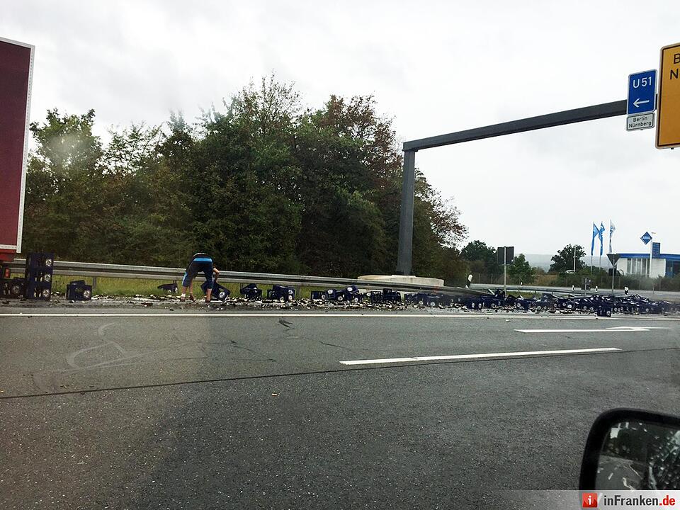 Bierlaster verliert 200 Kästen bei Kulmbach