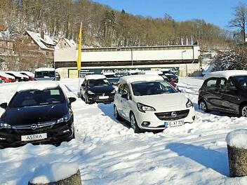 Blick auf den Platz, auf dem vor Jahren die Norma stand. Das Grundstück ist schon im Besitz des Antragstellers, etliche Autos stehen auch schon dort. Foto: Petra Malbrich