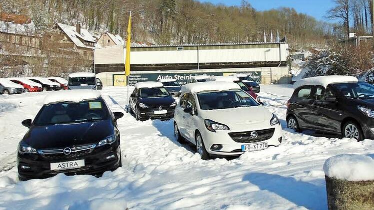 Blick auf den Platz, auf dem vor Jahren die Norma stand. Das Grundstück ist schon im Besitz des Antragstellers, etliche Autos stehen auch schon dort. Foto: Petra Malbrich