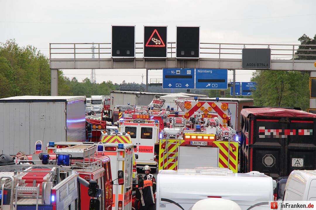 Vier Tote bei furchtbarem Unfall auf A6 - Lkw rast in Stauende
