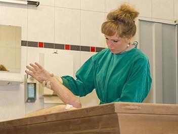 Katharina Jellinghaus im Obduktionssaal des Würzburger Instituts für Rechtsmedizin. Fotos: Patty Varasano