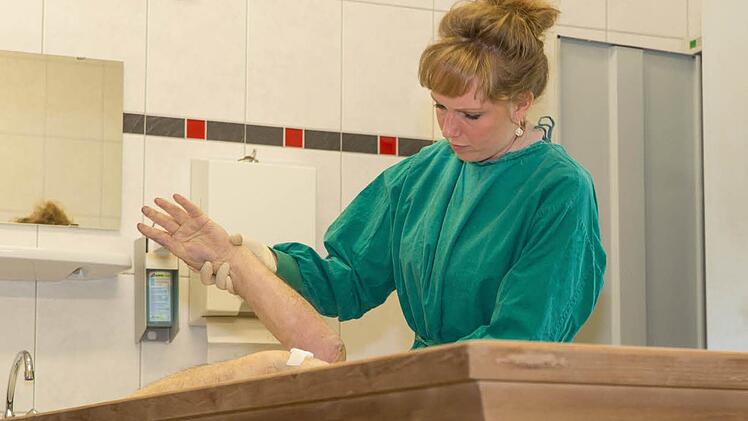 Katharina Jellinghaus im Obduktionssaal des Würzburger Instituts für Rechtsmedizin. Fotos: Patty Varasano