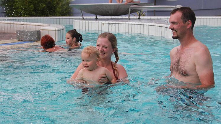 Im vierten Teil unserer Sommer-Serie geht es für die Schwimmbad-Tester ins benachbarte Bad Brückenau. Dort will die fünfköpfige Familie genau wissen, wie gut es sich in der Therme planschen lässt. Foto: Carmen Schmitt
