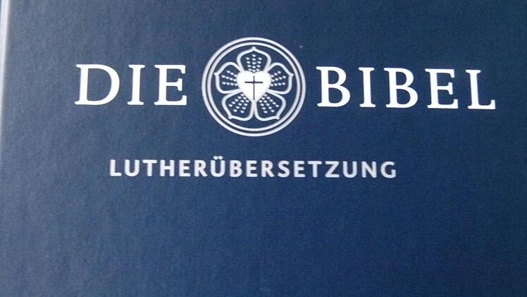 Die Bibel in der neuen Lutherübersetzung zeigt eine stilisierte Lutherrose, das Wappen des Reformators und dessen Merkzeichen seiner Theologie.  Foto: Marion Krüger-Hundrup